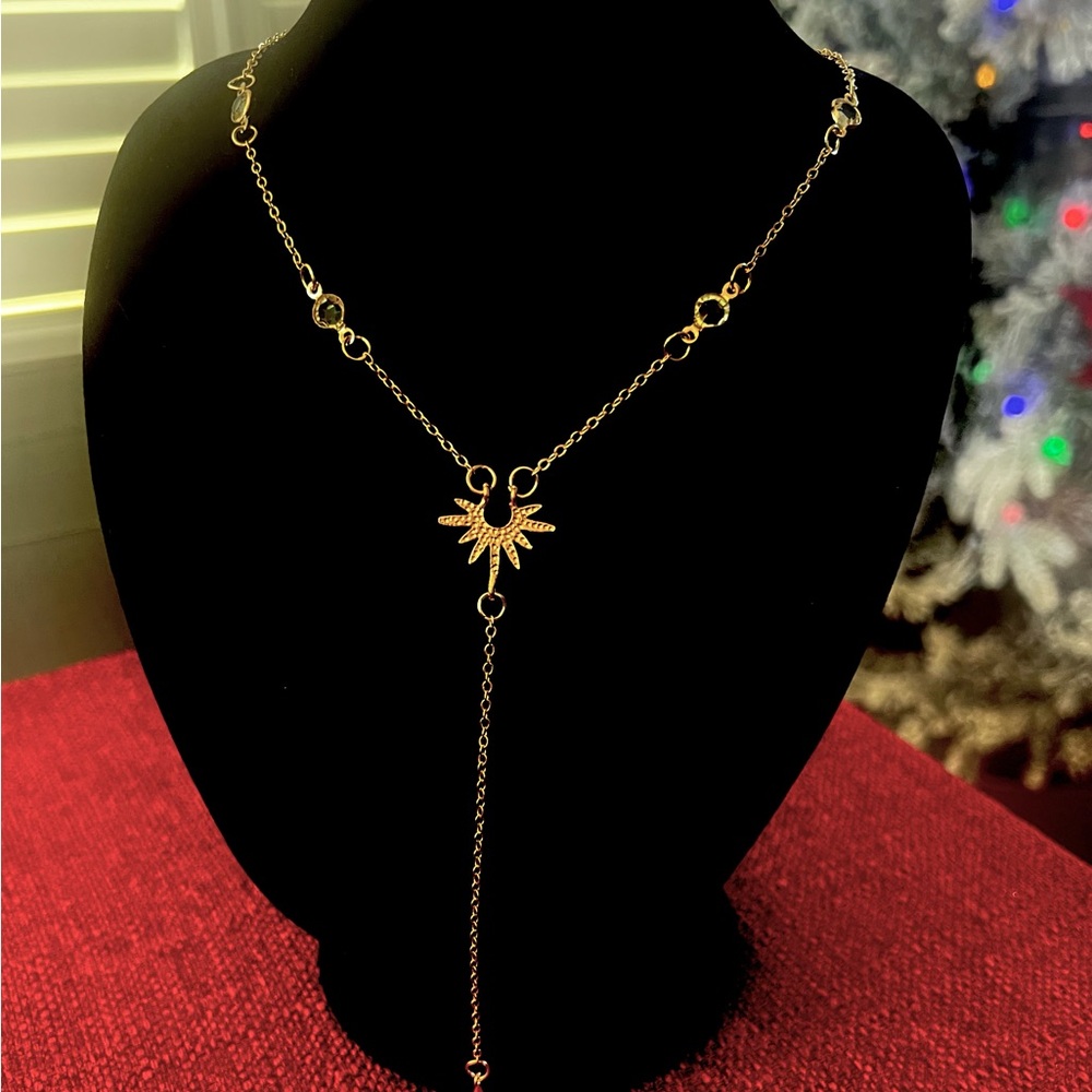 Elegant Gold Necklace with Starburst Pendant